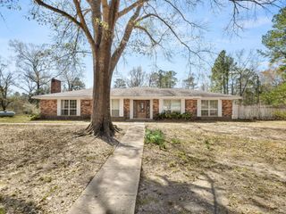 110 Koenck Ln, Leesville, LA 71446