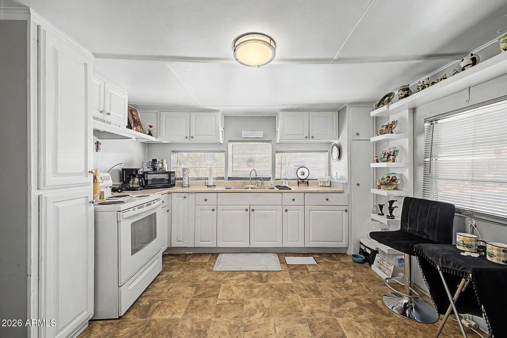 Image 6 of property listing at 10401 N CAVE CREEK Road 158, Phoenix, AZ 85020