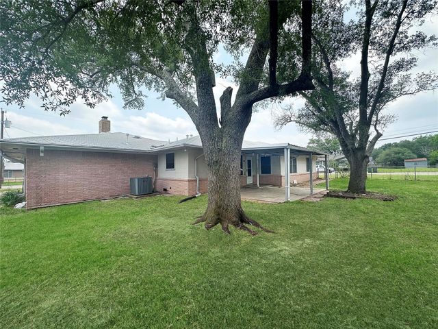 419 N Knox Ave, Giddings, TX 78942