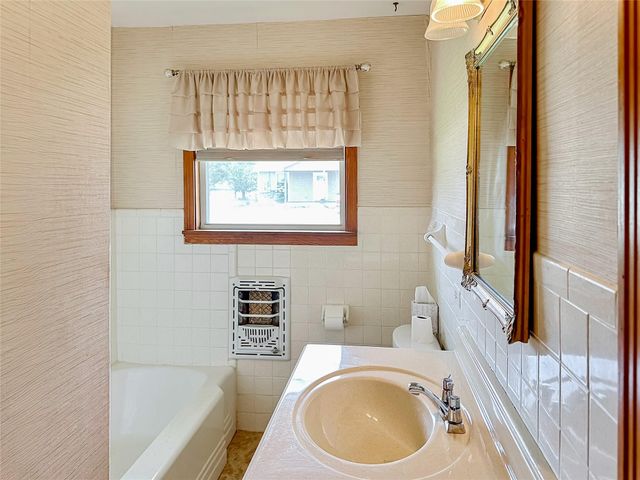 419 N Knox Ave, Giddings, TX 78942