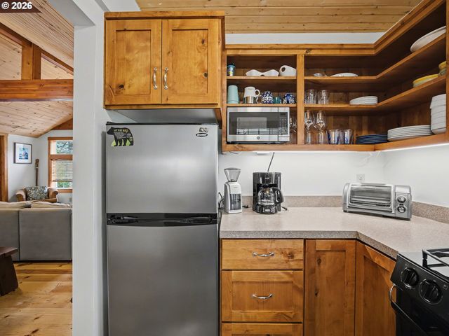 60111 E SLEEPY HOLLOW Dr, Sandy, OR 97055