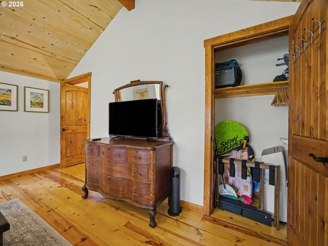60111 E SLEEPY HOLLOW Dr, Sandy, OR 97055