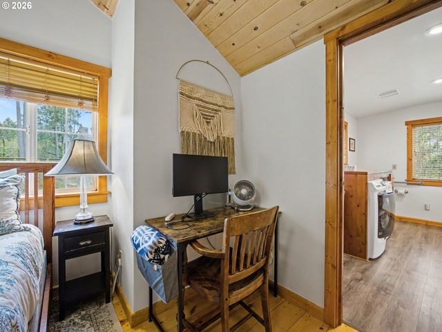 60111 E SLEEPY HOLLOW Dr, Sandy, OR 97055
