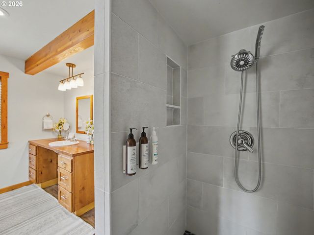 60111 E SLEEPY HOLLOW Dr, Sandy, OR 97055