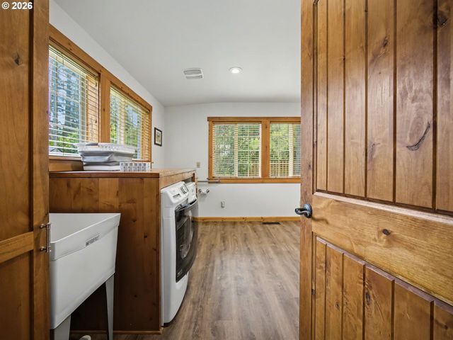 60111 E SLEEPY HOLLOW Dr, Sandy, OR 97055