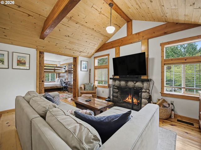60111 E SLEEPY HOLLOW Dr, Sandy, OR 97055