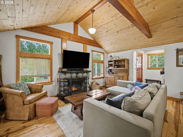 60111 E SLEEPY HOLLOW Dr, Sandy, OR 97055