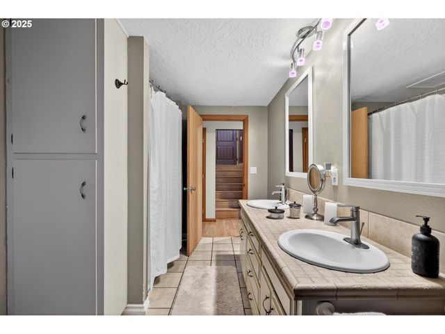 30142 S MEADOWBROOK Ln, Molalla, OR 97038