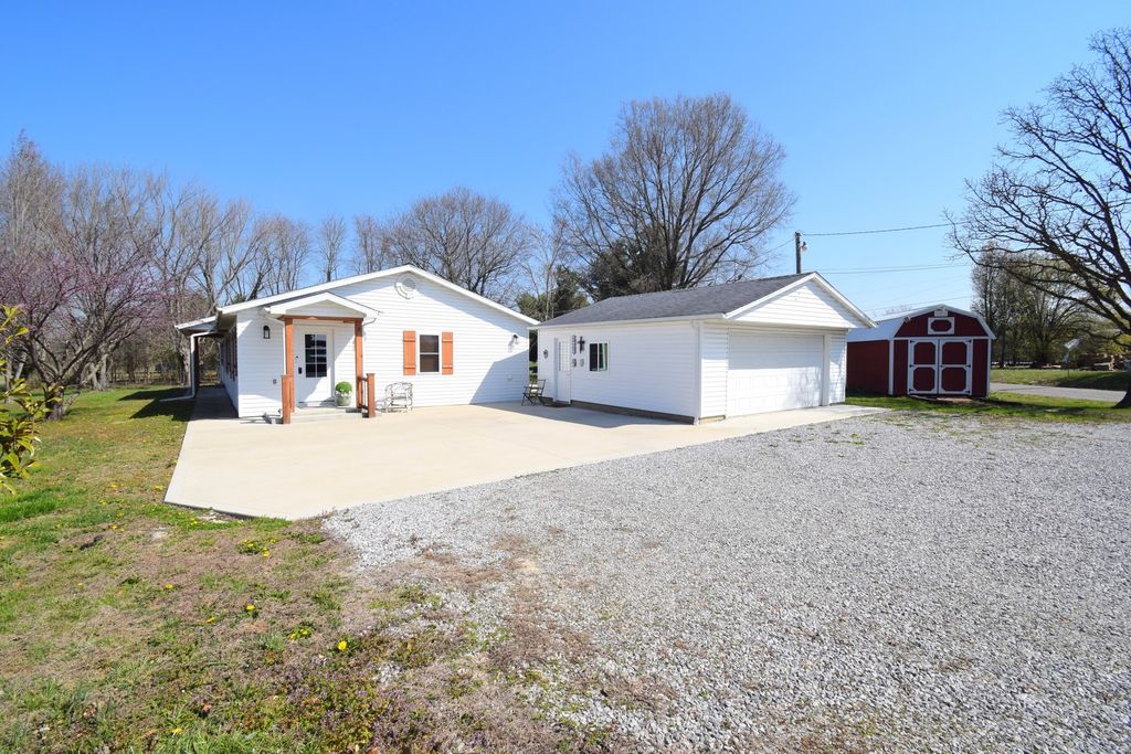 Image 2 of property listing at 15665 N Angling Lane, Mt Vernon, IL 62864