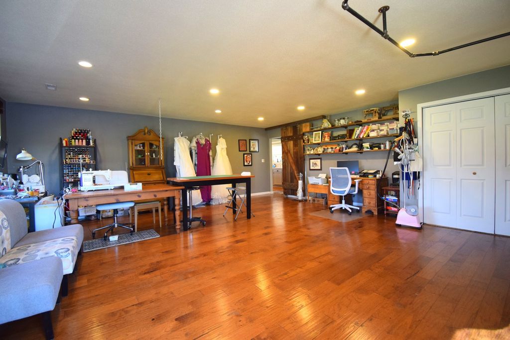 Image 11 of property listing at 15665 N Angling Lane, Mt Vernon, IL 62864