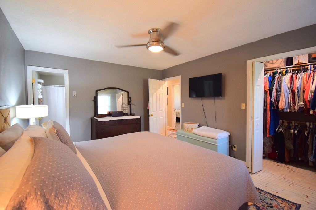 Image 17 of property listing at 15665 N Angling Lane, Mt Vernon, IL 62864