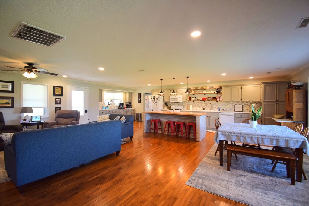 Image 3 of property listing at 15665 N Angling Lane, Mt Vernon, IL 62864