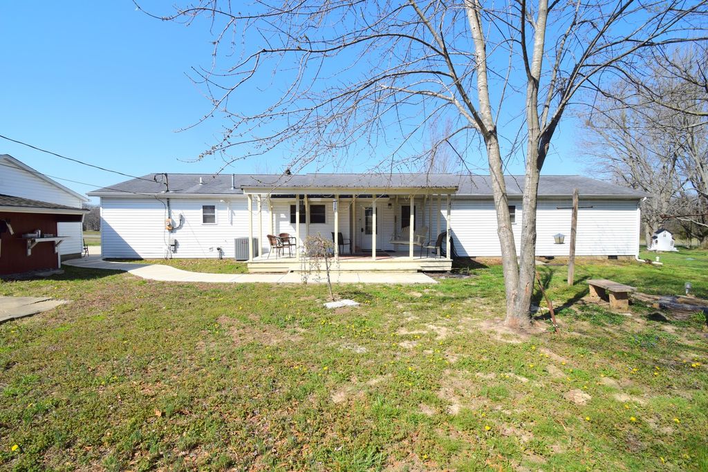 Image 23 of property listing at 15665 N Angling Lane, Mt Vernon, IL 62864