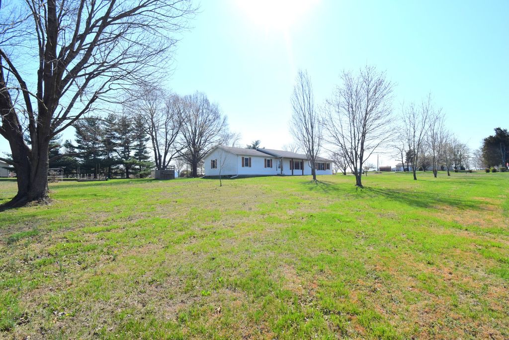 Image 28 of property listing at 15665 N Angling Lane, Mt Vernon, IL 62864