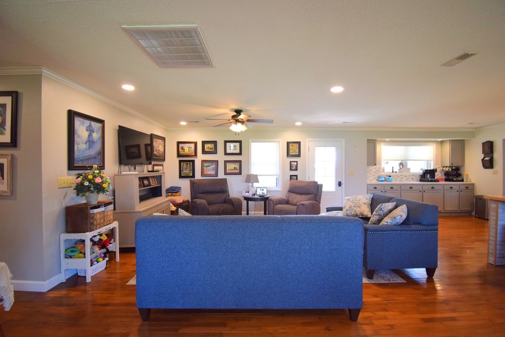 Image 4 of property listing at 15665 N Angling Lane, Mt Vernon, IL 62864