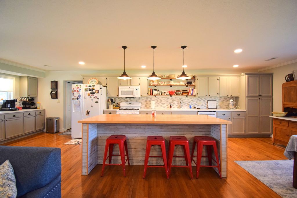 Image 5 of property listing at 15665 N Angling Lane, Mt Vernon, IL 62864