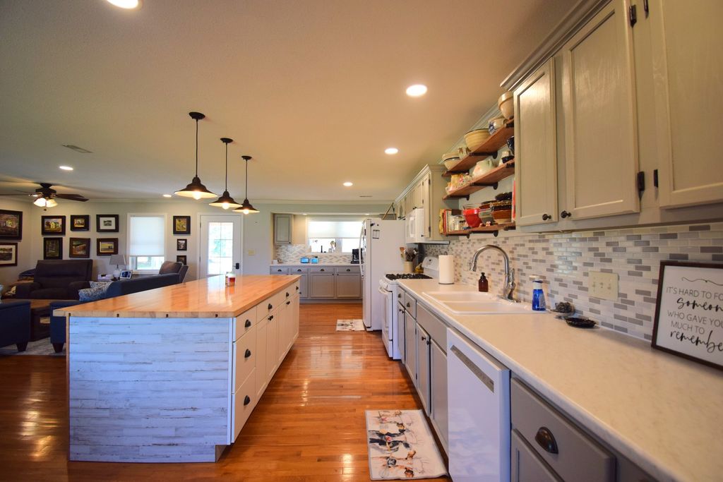 Image 6 of property listing at 15665 N Angling Lane, Mt Vernon, IL 62864