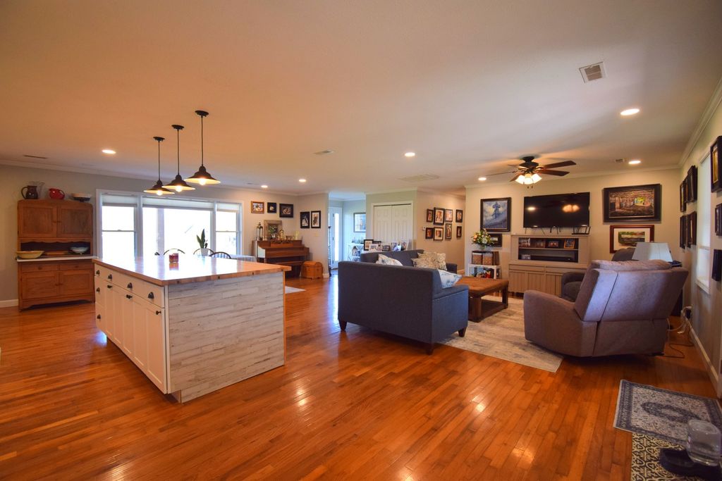 Image 8 of property listing at 15665 N Angling Lane, Mt Vernon, IL 62864