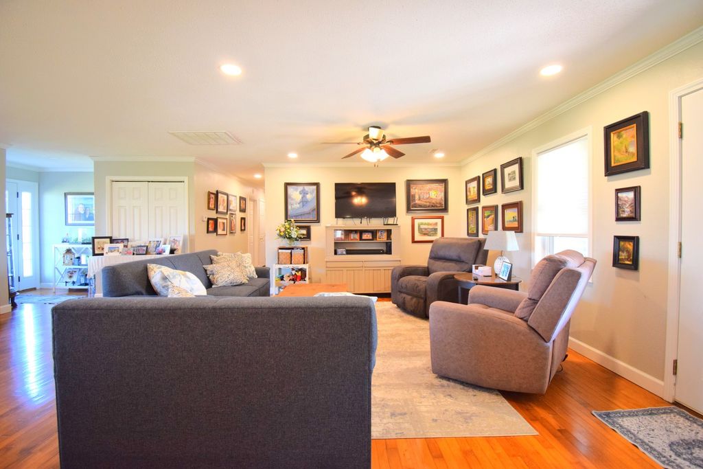 Image 9 of property listing at 15665 N Angling Lane, Mt Vernon, IL 62864