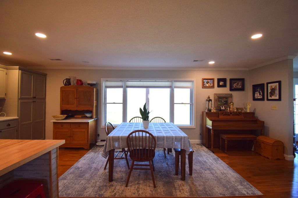 Image 10 of property listing at 15665 N Angling Lane, Mt Vernon, IL 62864