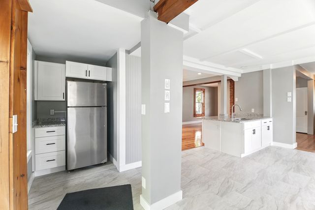 17 Manhattan St, Springfield, MA 01109