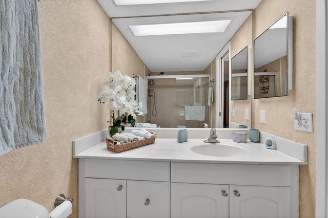 575 Oaks Lane 1002, Pompano Beach, FL 33069