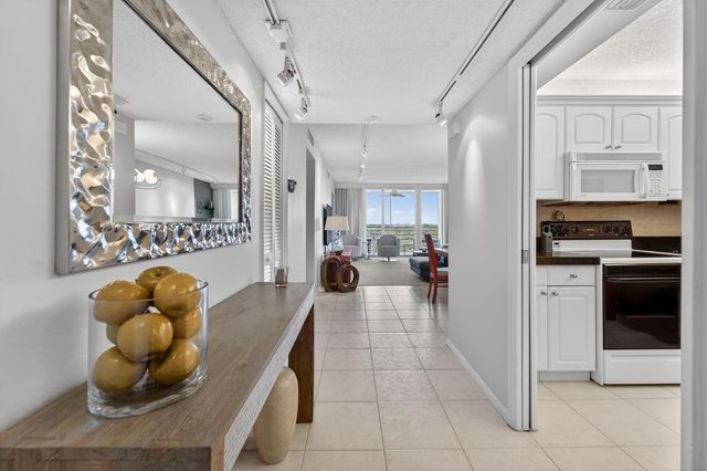 575 Oaks Lane 1002, Pompano Beach, FL 33069