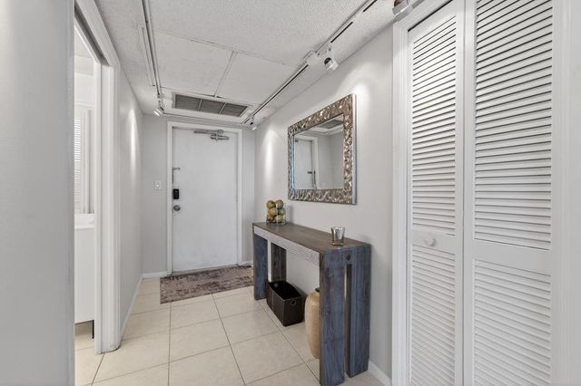 575 Oaks Lane 1002, Pompano Beach, FL 33069