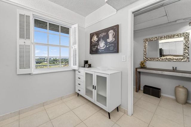 575 Oaks Lane 1002, Pompano Beach, FL 33069