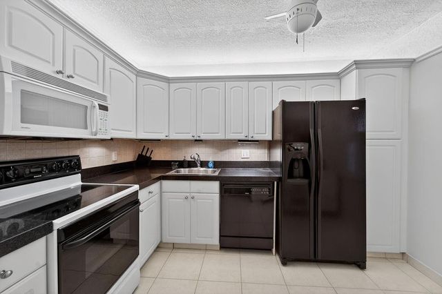 575 Oaks Lane 1002, Pompano Beach, FL 33069