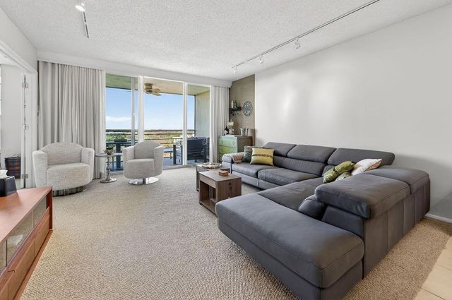 575 Oaks Lane 1002, Pompano Beach, FL 33069