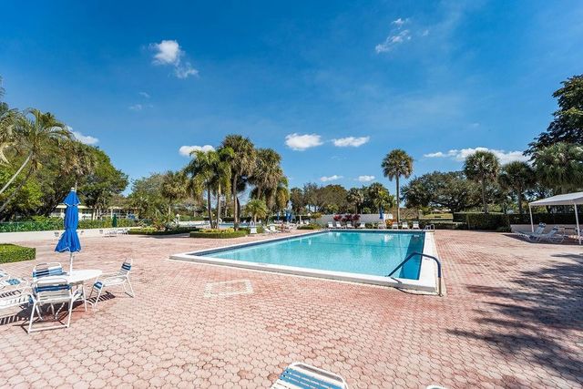575 Oaks Lane 1002, Pompano Beach, FL 33069