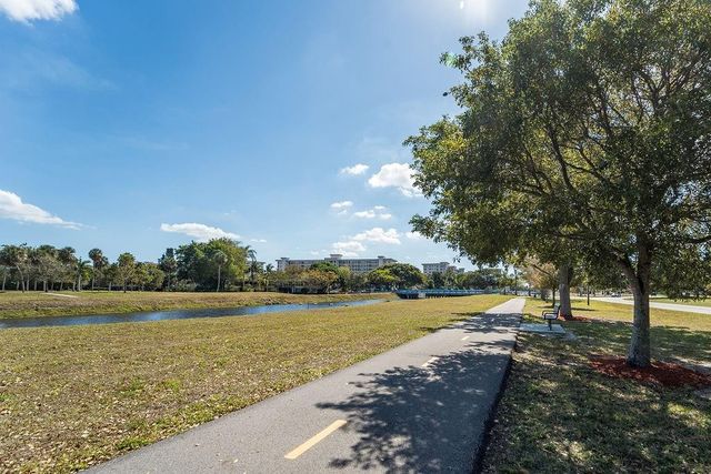 575 Oaks Lane 1002, Pompano Beach, FL 33069