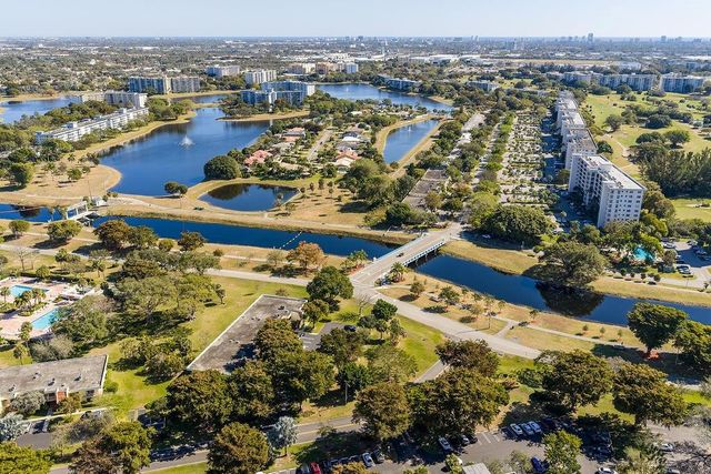 575 Oaks Lane 1002, Pompano Beach, FL 33069