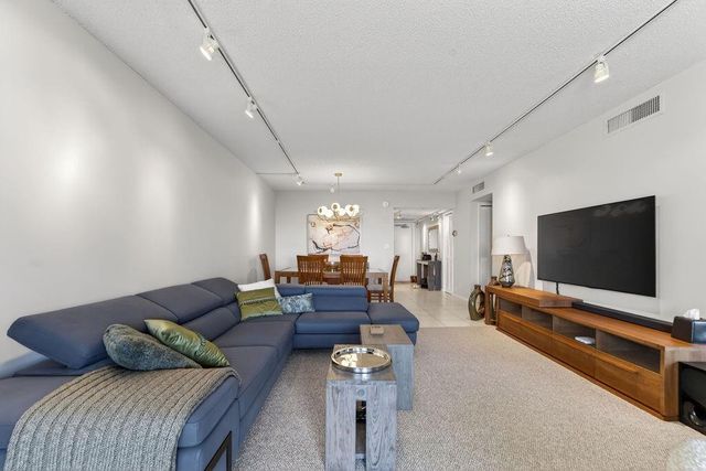 575 Oaks Lane 1002, Pompano Beach, FL 33069