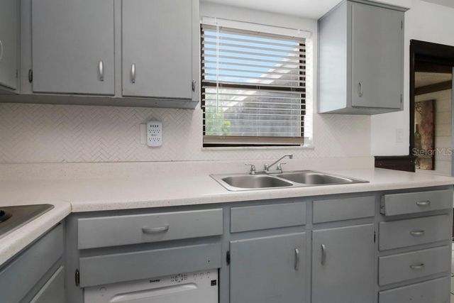 8709 N RENFREW PLACE, Tampa, FL 33604