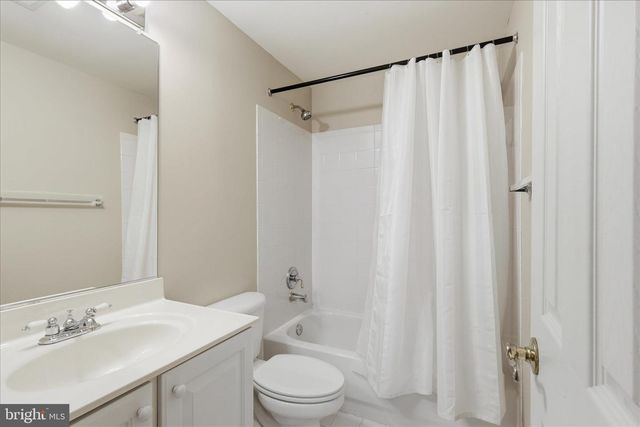 2682 LOGAN WOOD DR, Herndon, VA 20171