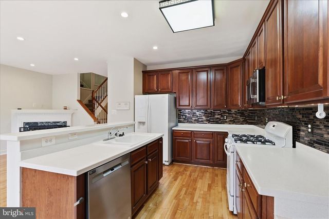 2682 LOGAN WOOD DR, Herndon, VA 20171