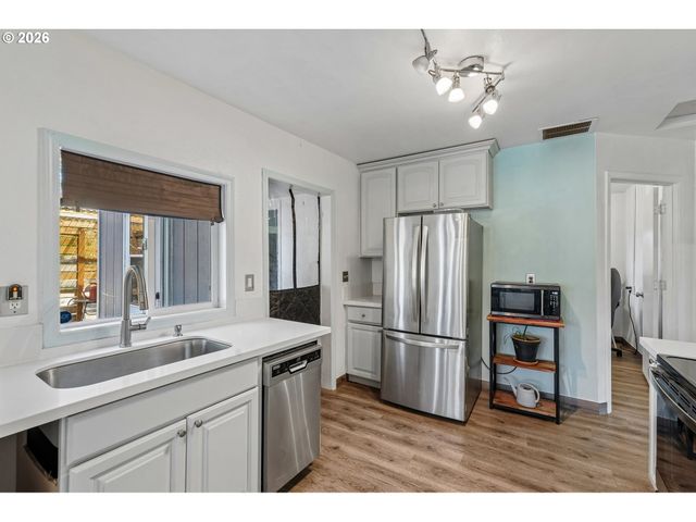 8318 Se KNAPP St, Portland, OR 97266