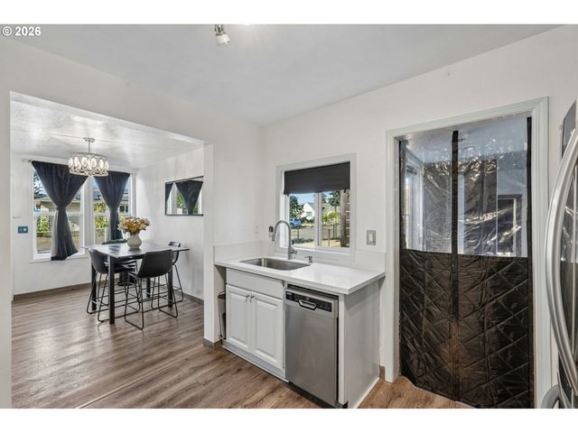 8318 Se KNAPP St, Portland, OR 97266
