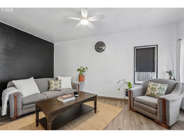 8318 Se KNAPP St, Portland, OR 97266