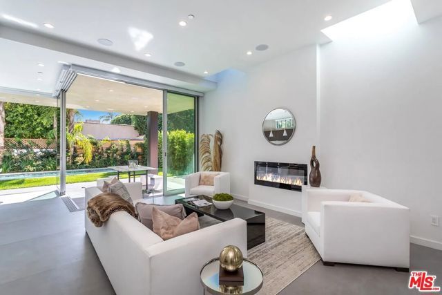 8932 Dorrington Avenue, Los Angeles, CA 90048