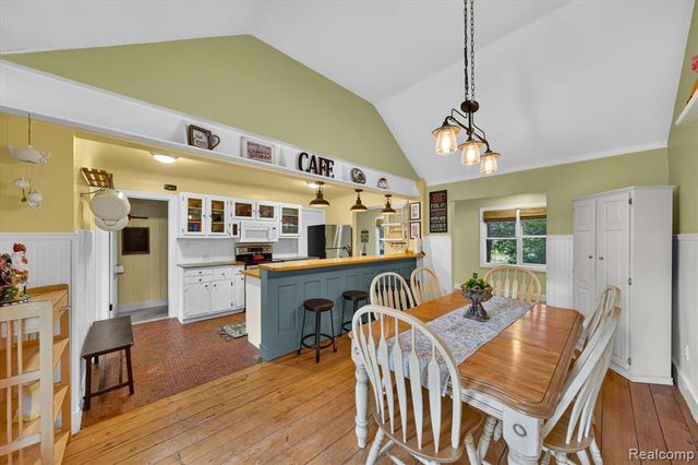 21125 Thorofare Road, Grosse Ile, MI 48138