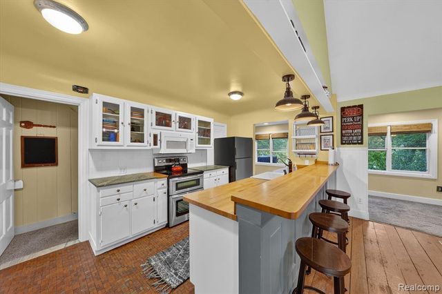 21125 Thorofare Road, Grosse Ile, MI 48138