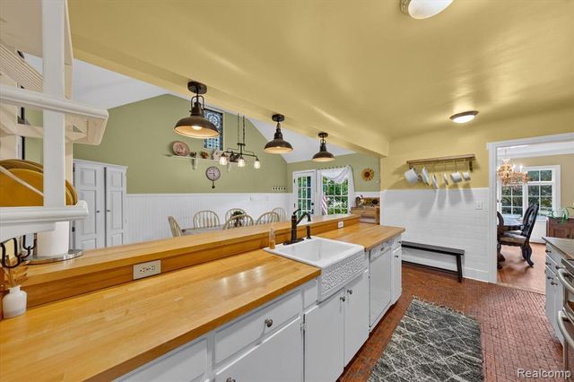 21125 Thorofare Road, Grosse Ile, MI 48138
