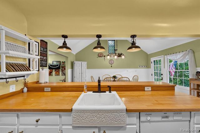 21125 Thorofare Road, Grosse Ile, MI 48138