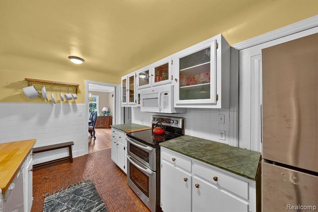 21125 Thorofare Road, Grosse Ile, MI 48138