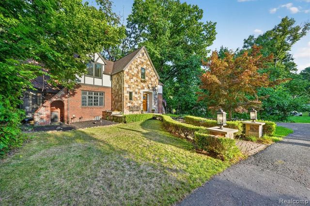 21125 Thorofare Road, Grosse Ile, MI 48138