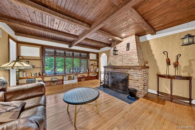 21125 Thorofare Road, Grosse Ile, MI 48138