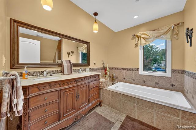 21125 Thorofare Road, Grosse Ile, MI 48138